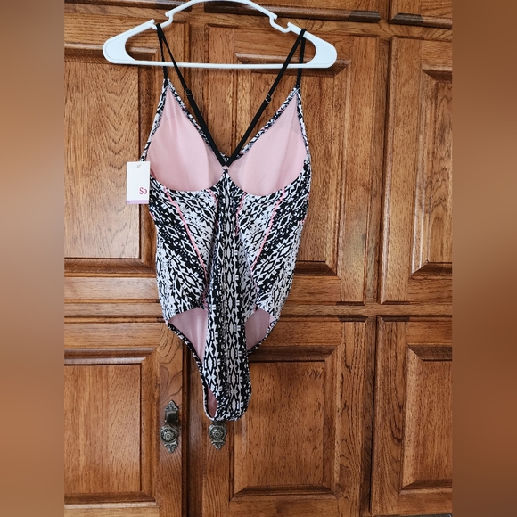 NEW SO (Kohl's) 1 piece Tribal Swimsuit  Size XL Black and White NWT - Picture 3 of 5